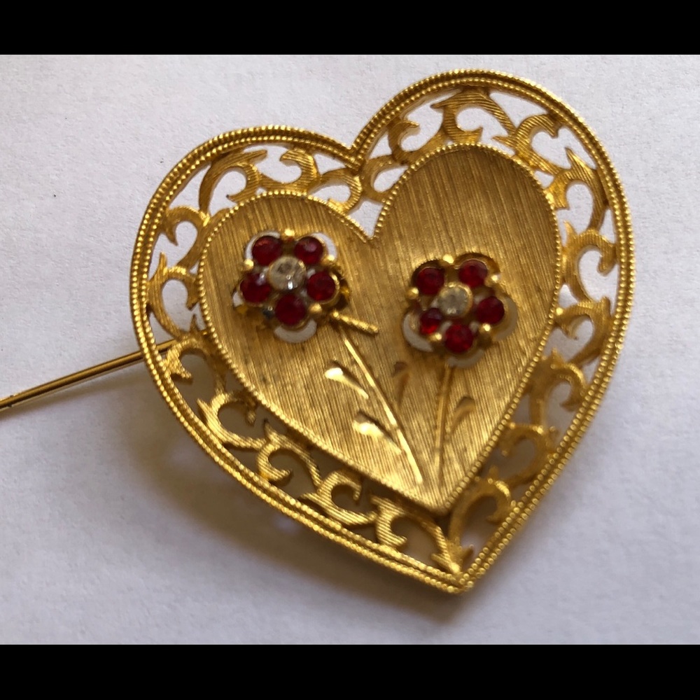 Heart Brooch signed J.J. gold tone etched with 2 ruby petals flowers 1 3/8”